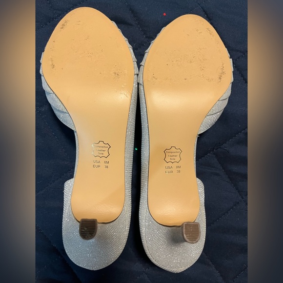 Gorgeous silver/white sparkle shoes & a crossbody/clutch purse. - Picture 5 of 10